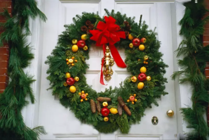 Christmas Decorating Doors: A Gallery of Festive Designs!