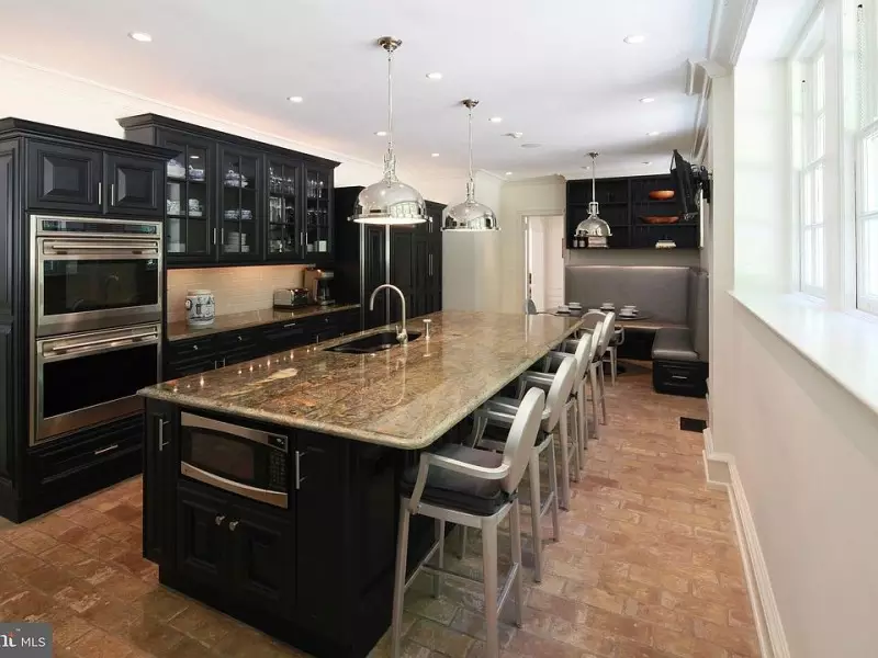 Black Kitchen Cabinets
