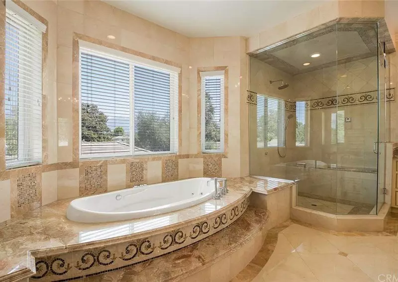 Pictures of Tiled Showers with Glass Doors