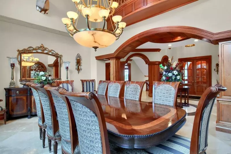 Traditional Dining Room