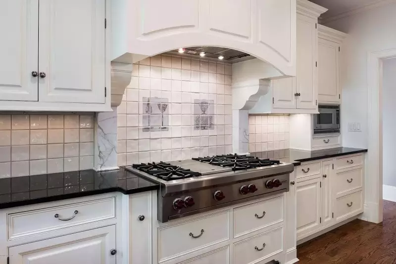 White Kitchen Backsplash Ideas